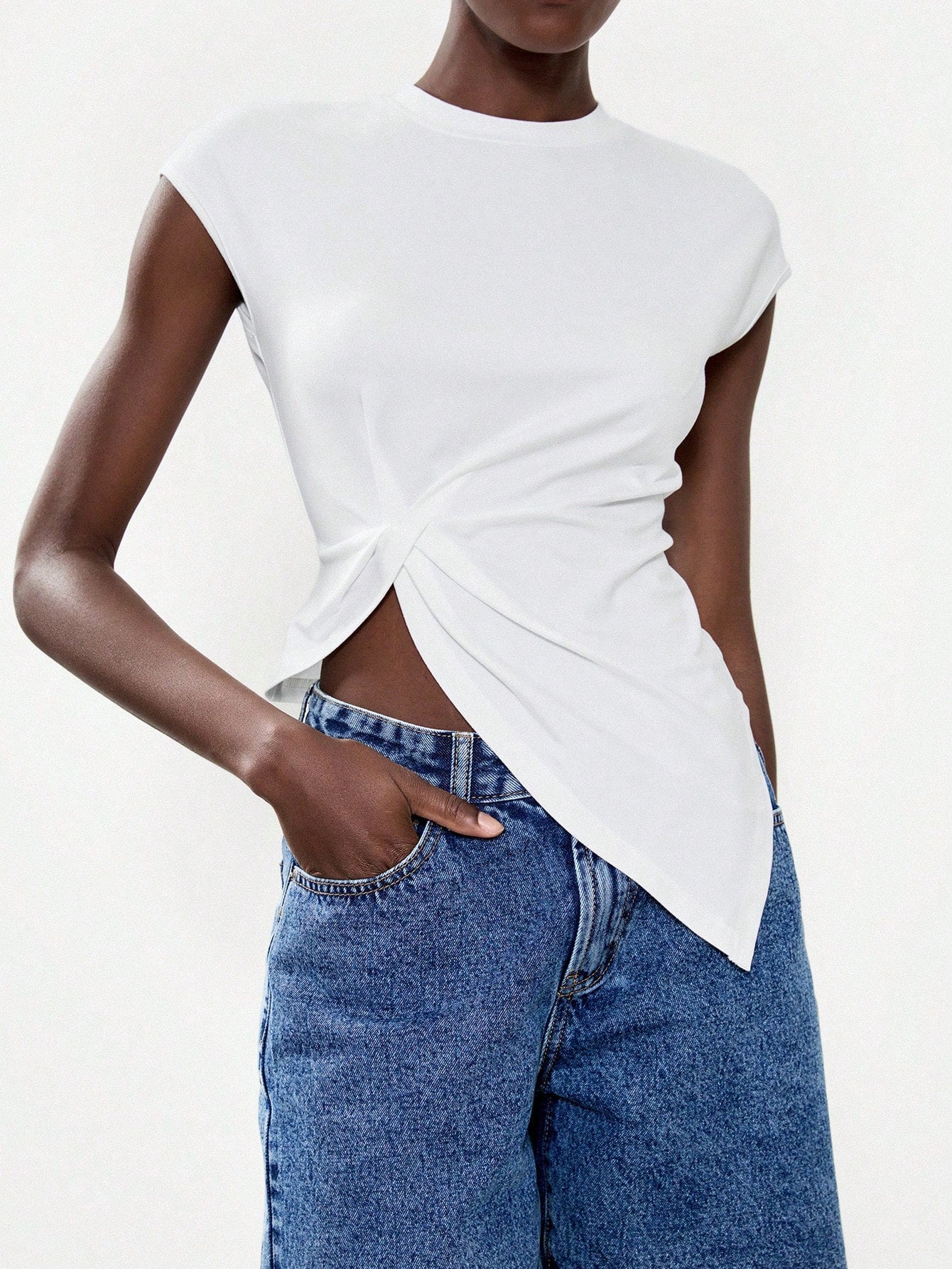 Lumivelle Women'S Elegant Minimalist White T-Shirt, Versatile for Daily Commute, Stylish