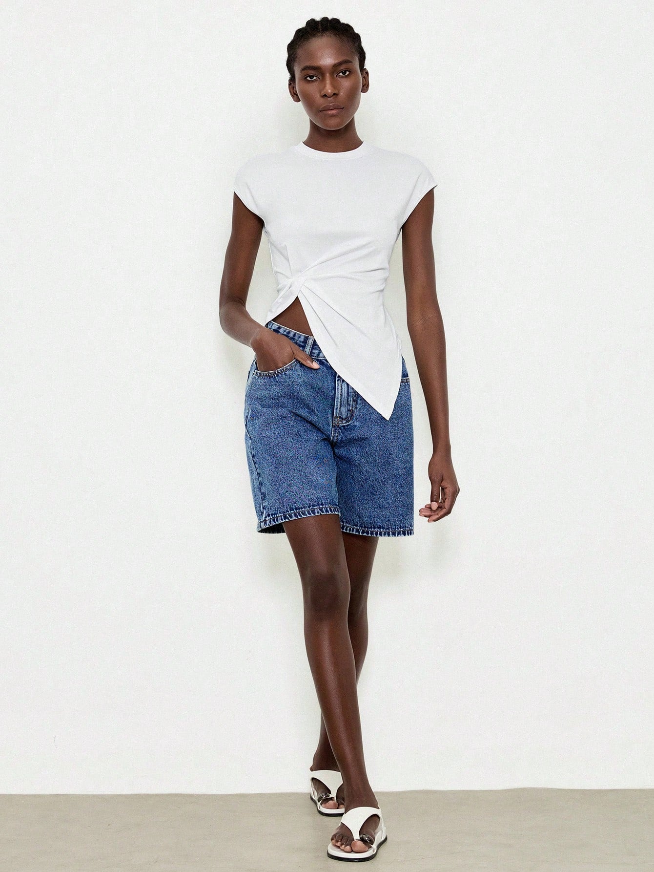 Lumivelle Women'S Elegant Minimalist White T-Shirt, Versatile for Daily Commute, Stylish